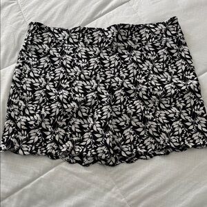Black and White Leaf Print Women's Shorts with scalloped hem